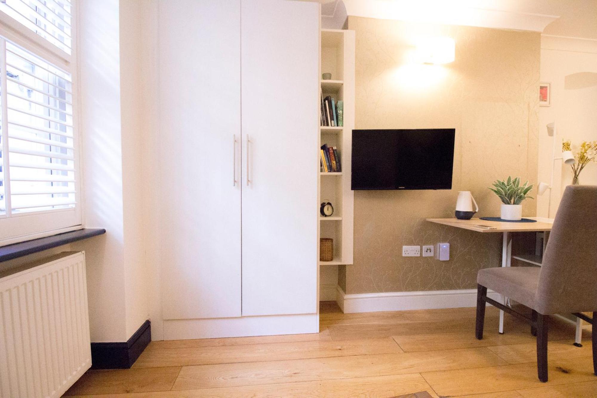 Thames Residences Hyde Park London Room photo